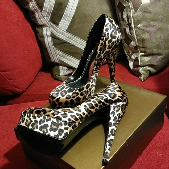 Charli Natcom style in leopard Satin - Picture 3 of 4